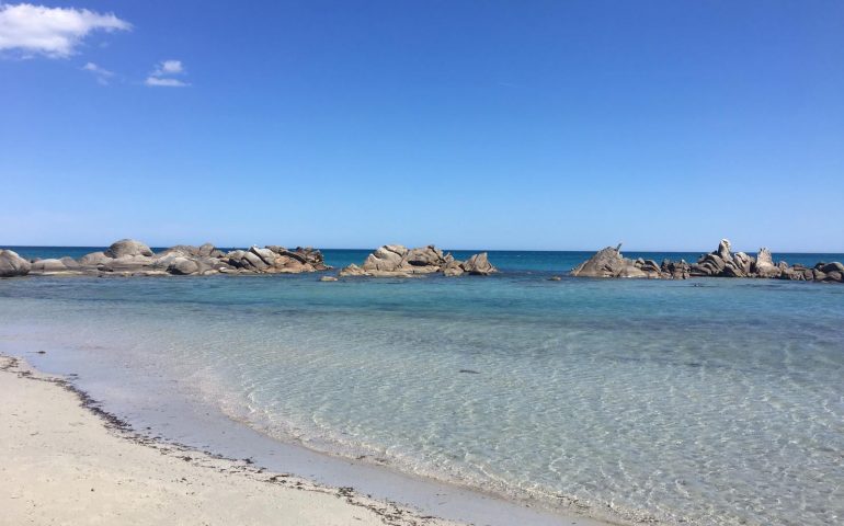 La foto. Porto Giunco, la spiaggia “tra i due mari”: un paradiso chiamato Villasimius