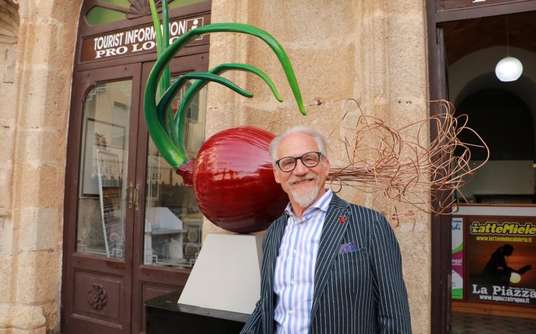 Svelato il monumento alla cipolla rossa di Tropea dello scultore Giuseppe Carta, nominato cittadino onorario della città