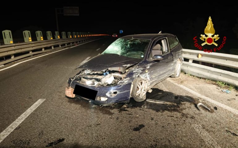 Incidente nella notte sulla SS 131: perde il controllo dell’auto e si schianta sul guardrail