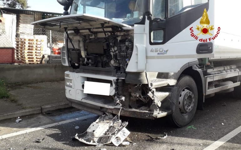Auto contro camion: un ferito a San Sperate