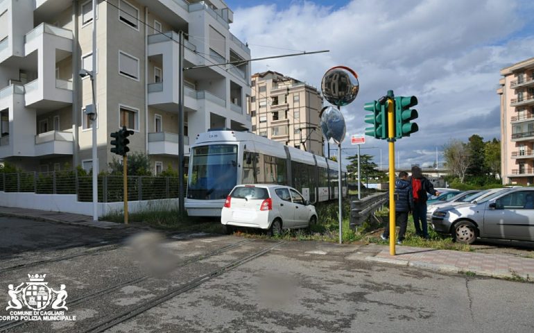 Cagliari, auto contro metro in via Galvani. Tanto spavento e per fortuna nessun ferito