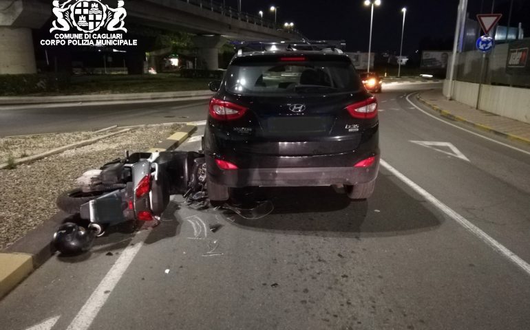 Via Jenner: 20enne alla guida di uno scooter si schianta contro un’auto