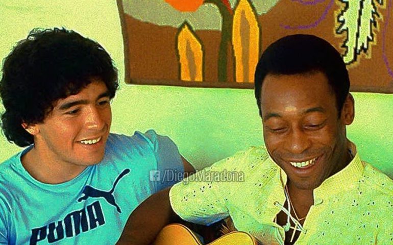 Pelè dimesso dall’ospedale: gli auguri di Maradona con una vecchia foto insieme