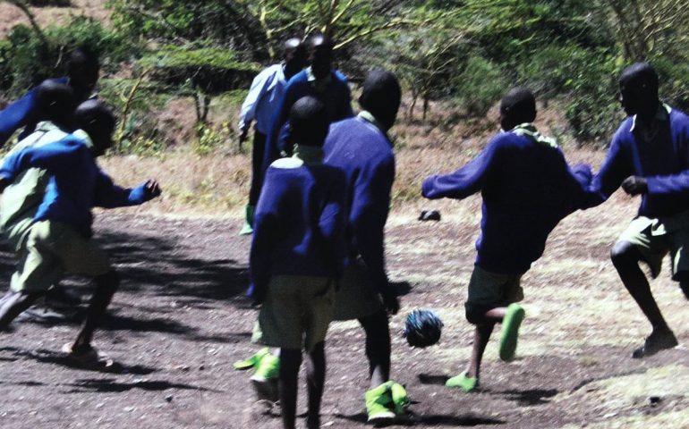 Scrive un post: “Vado in Kenya, servono scarpe da calcio per i bimbi” e Cagliari si mobilita