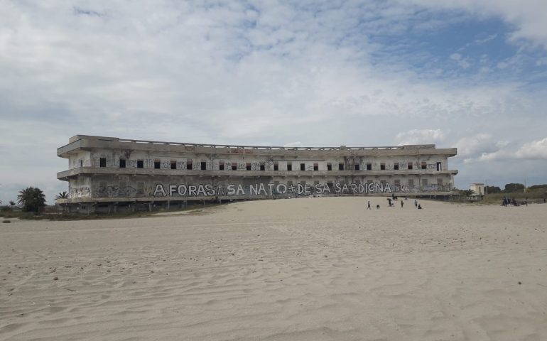 La foto. Il rudere dell’ex ospedale Marino e la bellissima duna di sabbia del Poetto