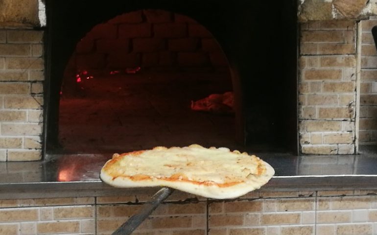 Minorenne tenta di rapinare una pizzeria a Elmas ma il titolare la scaccia con la pala da pizzaiolo