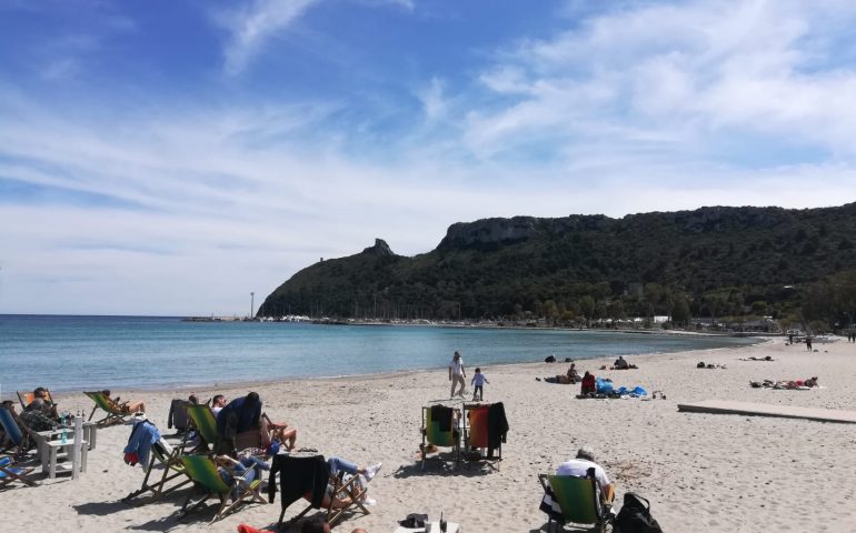 La foto. Pausa pranzo con quadro d’autore: Cagliari e il Poetto