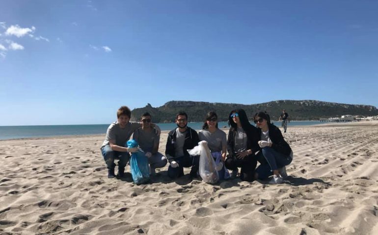 Poetto ripulito: un gruppo di giovani “armato” di guanti e bustoni pulisce la spiaggia