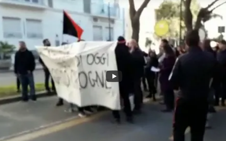 (VIDEO) Al grido di “siamo tutti antifascisti” contestazioni in via Dante per l’apertura della nuova sede di Casa Pound