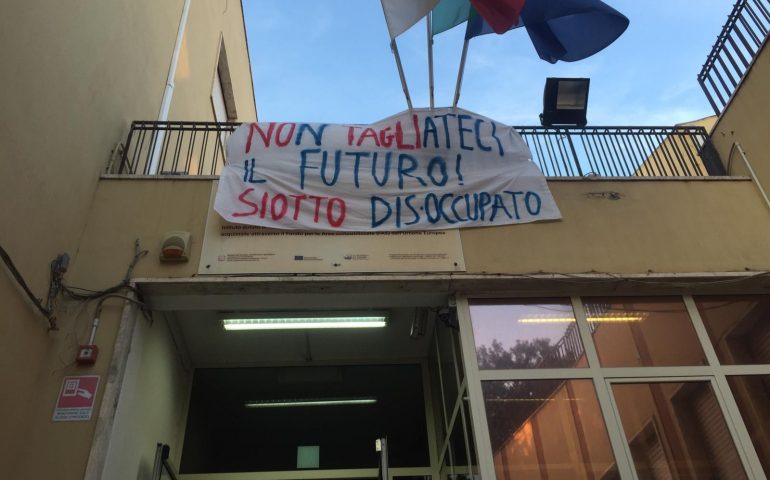Cagliari: gli studenti occupano il Liceo Siotto: “Situazione diventata insostenibile”