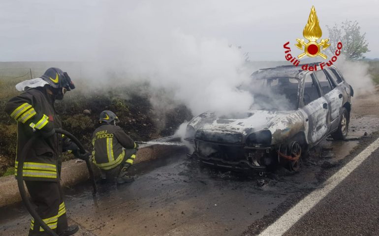 Mentre percorre la SS 130 prende fuoco: auto in fiamme all’altezza del km 35