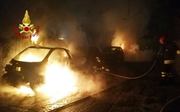 Cagliari, via Vittorio Veneto: tre auto in fiamme nella notte
