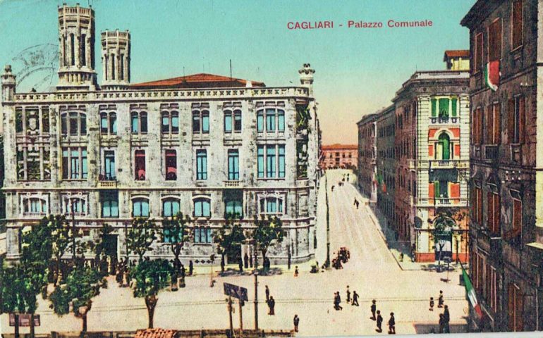 La Cagliari che non c’è più: il Largo e il Municipio nel 1926