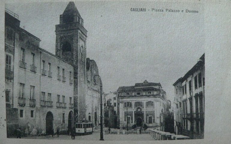 La Cagliari che non c’è più: piazza Palazzo e la Cattedrale senza facciata nel 1926
