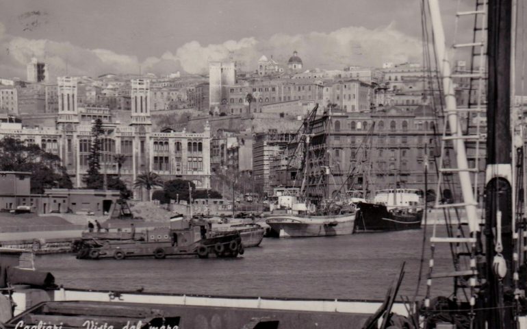 La Cagliari che non c’è più: 1958, una foto della città vista dal porto