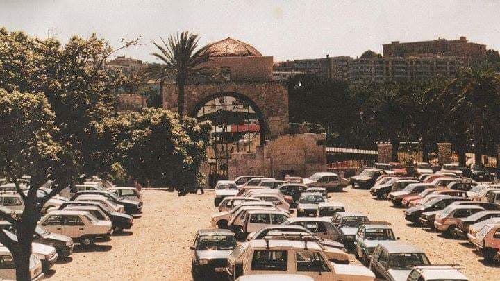 La Cagliari che non c’è più: piazza San Cosimo trasformata in un parcheggio nel 1984