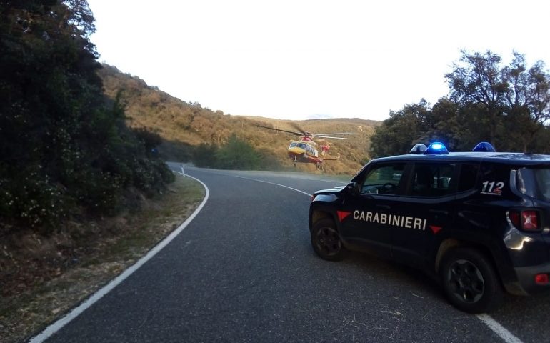 Gavoi, schianto con la moto sul guardrail. Centauro 39enne portato a Nuoro con l’elicottero