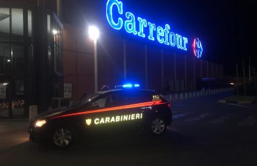 Carabinieri Carrefour notte