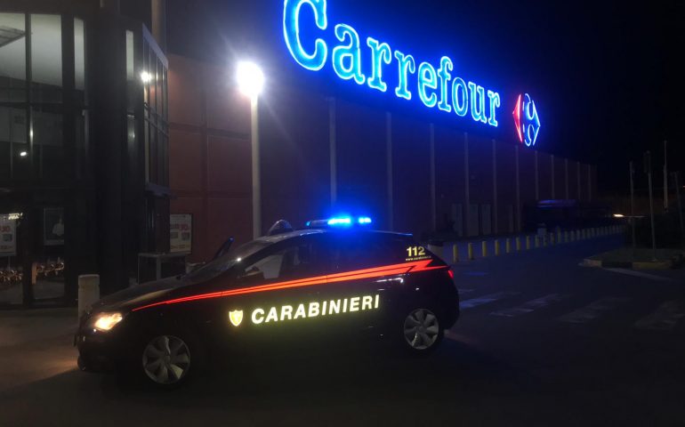 Carabinieri Carrefour notte