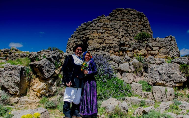 (FOTO) Seui, due imprenditori bolognesi convolano a nozze di fronte al nuraghe di Ardasai