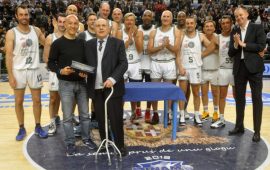 Dino Milia con Stefano Sardara e la hall of fame della Dinamo Sassari