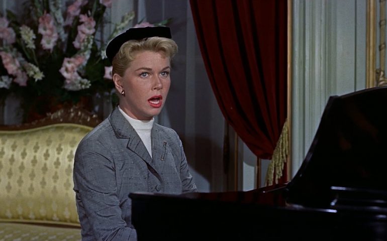 Doris Day interpreta il suo brano più celebre Que sera sera