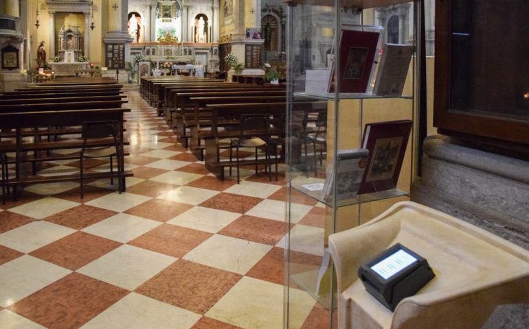 Il pos installato nella Chiesa di Chioggia per le offerte - Foto Il Gazzettino