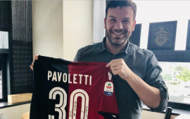 Russ Grandinetti, vice di Amazon, con la maglia del Cagliari di Pavoletti