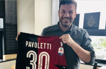 Russ Grandinetti, vice di Amazon, con la maglia del Cagliari di Pavoletti