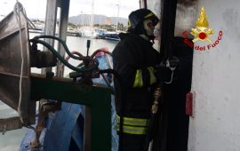 Incendio peschereccio Porto Corallo (3)