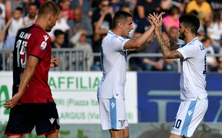 Il Cagliari si sveglia solo nel finale: la Lazio passa 2-1