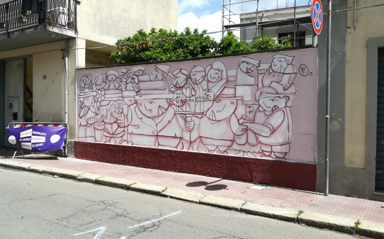 (FOTO) L’arte cubista colora San Gavino Monreale: il nuovo murale è opera di EFFE