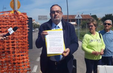 Stefano Delunas sul ponte del Lungosaline viale Colombo