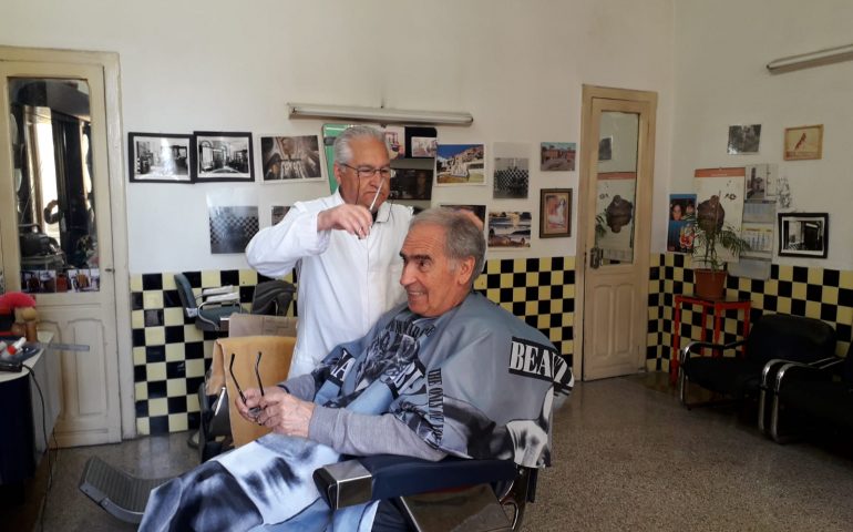 Pino Congiu non si arrende, dal 1961 barbiere a Villanova: “Non è vero che sto per chiudere”