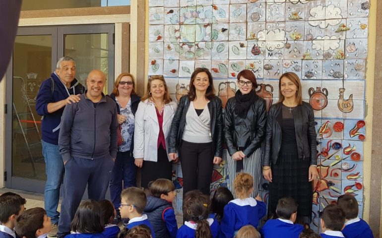 Assemini: giovanissimi ceramisti in erba regalano un piccolo capolavoro alla città