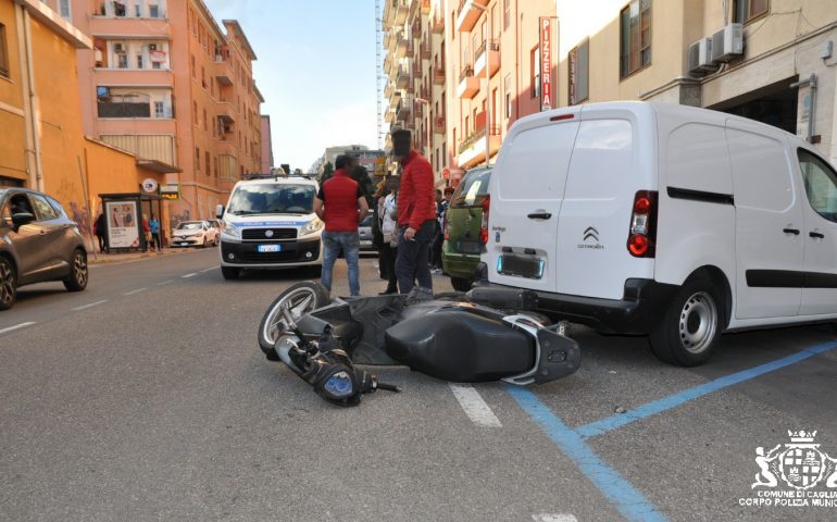 San Benedetto: scooter sorpassa e si schianta su un’auto che sta parcheggiando