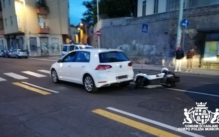 Via Bacaredda: auto si ferma per far attraversare un pedone e viene tamponata da scooter
