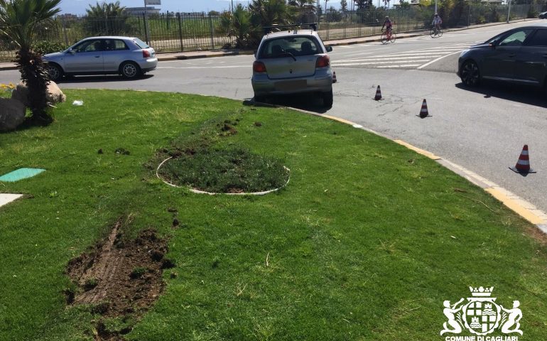 Poetto, ubriaco fradicio alla guida taglia l’aiuola della rotonda. Patente ritirata