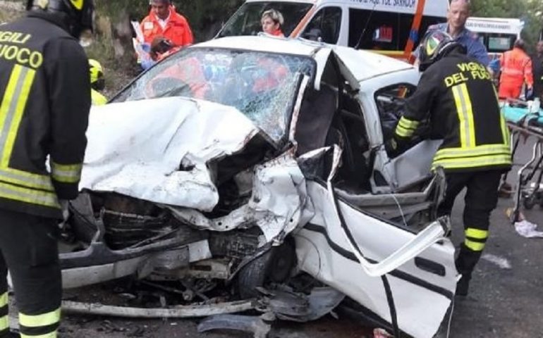 Tragedia sulla SS 195 a Sarroch: scontro frontale, muore un 28enne. Ci sono feriti gravi