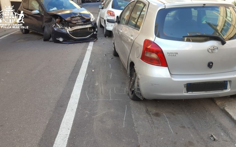 Si schianta sulle auto in sosta in via Tempio e fugge: rintracciato un trentenne cagliaritano