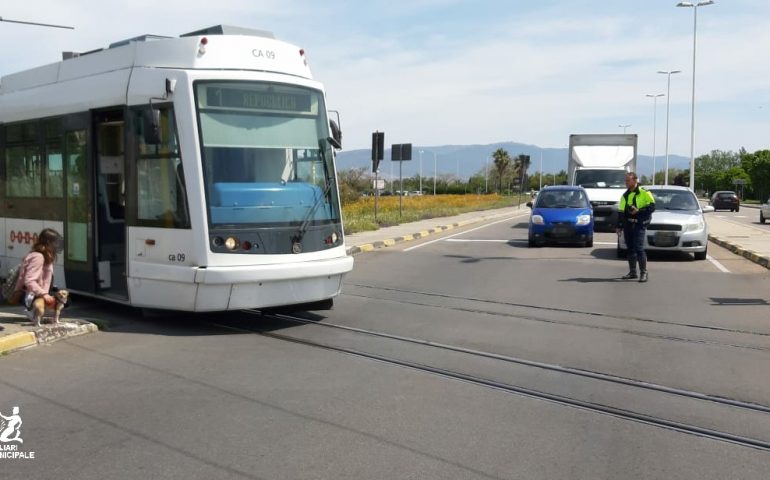Via Vesalio: 82enne attraversa sui binari e viene travolta dalla metro leggera