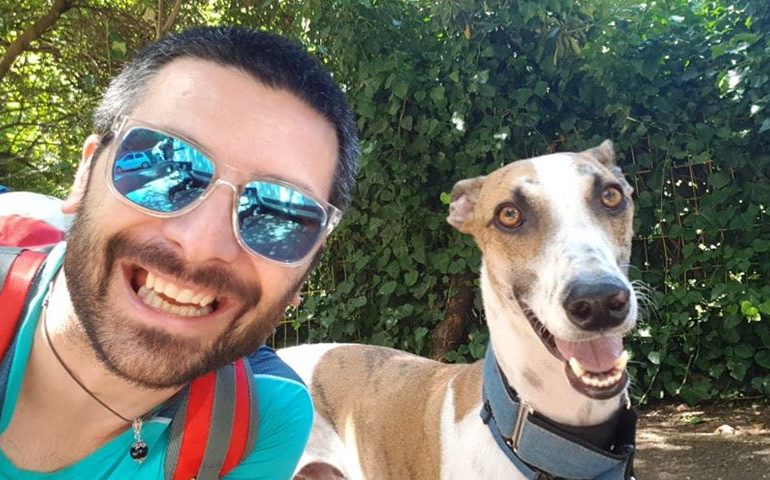 Sirio il levriero e Luca: un amore nato al rifugio. Come da un’adozione è nato un marchio di accessori “no profit” per cani