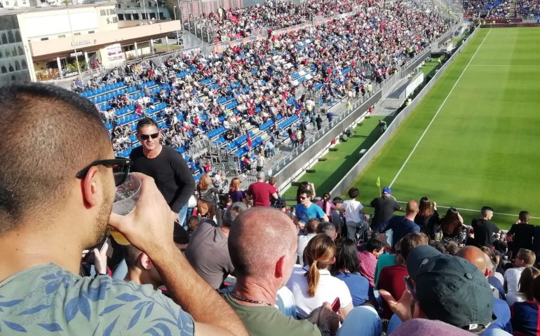 La foto. La Sardegna Arena è plastic free: i bicchieri sugli spalti sono biodegradabili