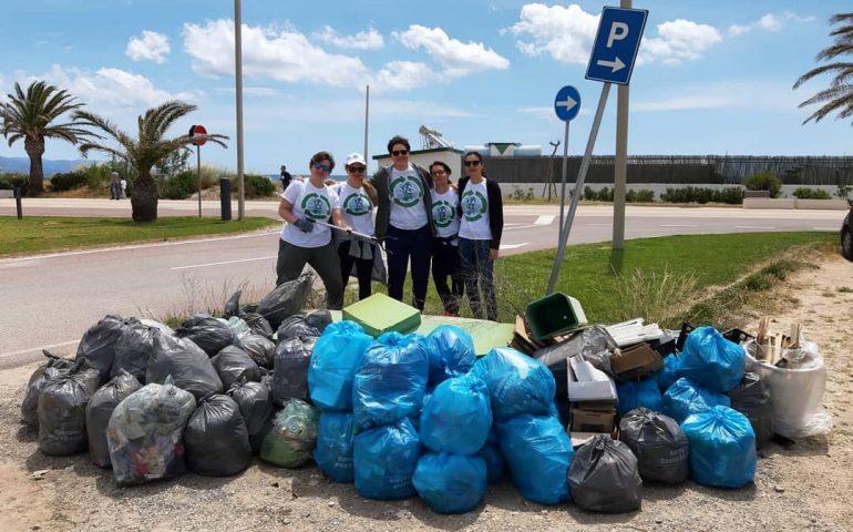 (Foto) Il Poetto si fa bello. Mattinata di raccolta dei rifiuti con i ragazzi di Clean Coast Sardinia