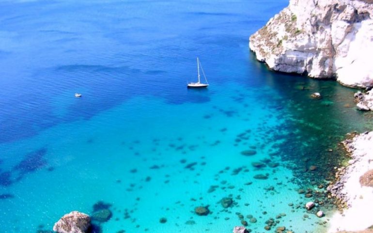 La foto. Le trasparenze del mare sotto la Sella del Diavolo