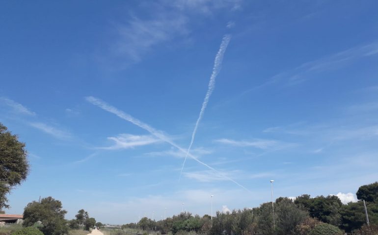 Scie chimiche nel cielo di Cagliari formano una X: cosa significa?
