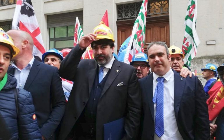 Solinas col caschetto a Roma insieme agli operai della Sider Alloys in lotta per il lavoro