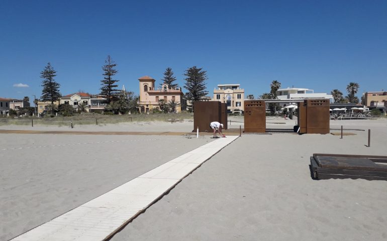 La foto: Poetto, si lavora per le passerelle e i servizi da spiaggia