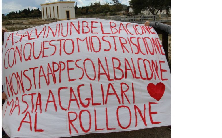 Anche a Cagliari le “balconiadi” contro Salvini. La città si accoda alla protesta nazionale dello striscione