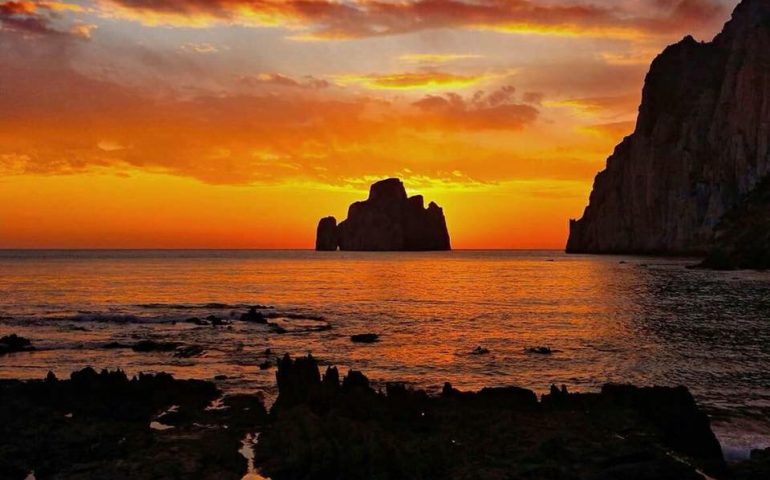 La foto: un magnifico tramonto sul Pan di Zucchero a Masua